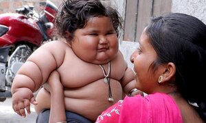Choáng với thân hình bé gái 8 tháng như người khổng lồ