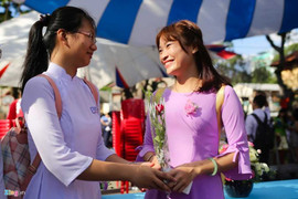 Cảm động thầy giáo 10 năm nhặt ve chai, lấy tiền giúp học sinh nghèo đóng học