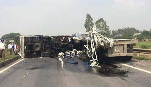 Tràn dầu sau tai nạn, cao tốc Hà Nội - Thái Nguyên tê liệt nhiều giờ