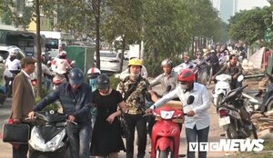 Thấy CSGT, đoàn người dắt xe máy ngược chiều trên vỉa hè: Hành vi chống đối, thách thức