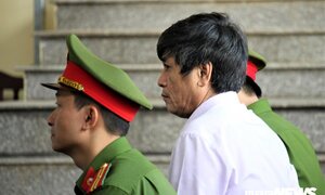 Sau khi nghe VKS đề nghị mức án 8 năm tù, cựu Thiếu tướng Nguyễn Thanh Hóa phải vào phòng y tế