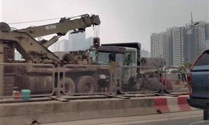 Đâm dải phân cách trên đường vành đai 3, xe tải lật nghiêng chắn ngang đường