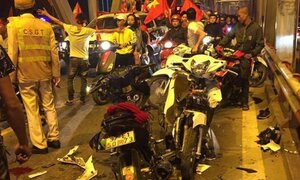 Đi 'bão' mừng chiến thắng, 2 xe máy đối đầu tan nát trên cầu Chương Dương