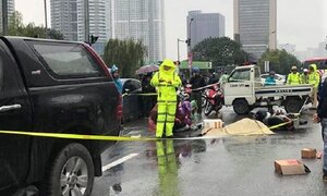 Người thân gào khóc bên thi thể nam thanh niên bị ô tô tông chết ở Hà Nội