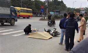 Xe máy va chạm xe khách, người đàn ông bị cán chết trên phố Hà Nội