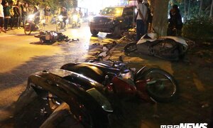 Ảnh: Hiện trường xe máy, ô tô nằm la liệt sau cú tông kinh hoàng của nữ tài xế Lexus