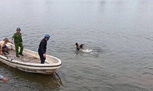 Nghĩ quẩn, người đàn ông ngâm mình dưới hồ ở Thủ đô giữa trời giá rét