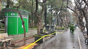 Phát hiện thi thể phụ nữ không mặc quần trong vườn hoa ở Hà Nội