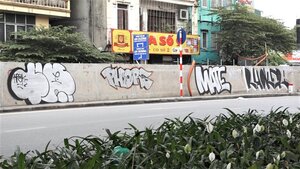 Ảnh: Con đường hơn 300 tỷ đồng ở Hà Nội bị bôi bẩn