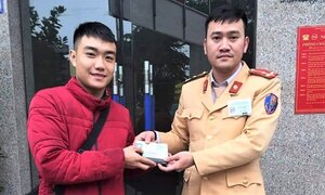 Nhận lại ví tiền đánh rơi, nam sinh viết thư cảm ơn CSGT Hà Nội