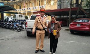 CSGT Hà Nội giúp người phụ nữ lớn tuổi bị lạc về đoàn tụ cùng gia đình ngày cận Tết