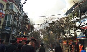 Nghi đốt vàng mã tiễn ông Công ông Táo, nhà phố cổ Hà Nội bốc cháy dữ dội