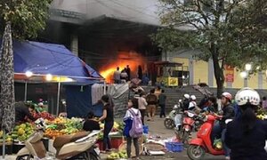 Ki-ốt chăn ga gối đệm bị thiêu rụi trong ngày cuối năm