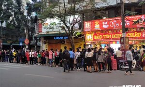 Ảnh: Dân Thủ đô xếp hàng dài mua vàng ngày vía Thần Tài