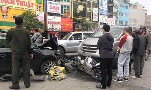 Xe Mazda đâm liên hoàn trên phố Hà Nội, 3 người bị thương
