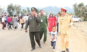 Bé trai 4 tuổi bị lạc tại Lễ khai hội chùa Tam Chúc