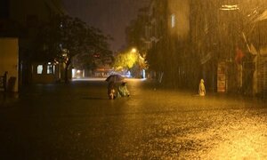 Đêm nay Hà Nội có mưa dông và khả năng xảy ra lốc