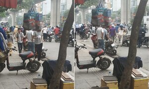 Thấy bóng dáng CSGT, đoàn người dắt xe máy ngược chiều dưới lòng đường Hà Nội