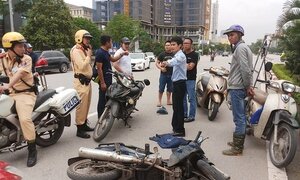 Nam phóng viên dũng cảm lao xe máy vào 2 tên cướp trên phố Hà Nội