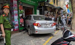 Đạp nhầm chân ga với chân phanh, nữ tài xế ô tô tông liên hoàn trên phố Hà Nội