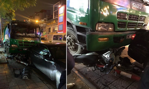 Hà Nội: Dừng đèn đỏ, 2 thanh niên bị xe chở rác tông trọng thương