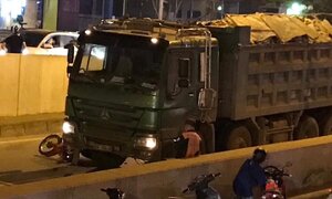 Xe tải cán chết lái xe máy ở hầm Kim Liên, Hà Nội
