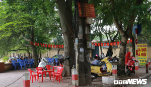 Ngang nhiên 'cướp vỉa hè', mở quán nhậu gần 3 bệnh viện lớn ở Hà Nội