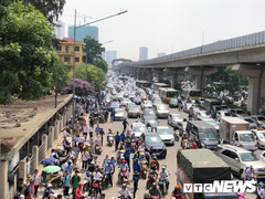 Ảnh: Đường phố ùn tắc kéo dài trong kỳ thi vào lớp 10 trường chuyên ở Hà Nội