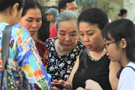 Phụ huynh giật mình tỉnh dậy giữa đêm, thấp thỏm lo âu trước giờ công bố điểm thi lớp 10 ở Hà Nội