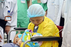 Ảnh: Người mẹ ung thư giai đoạn cuối và giây phút đầy nước mắt khi gặp con trai Bình An