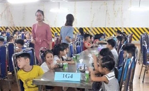 Để học sinh ăn ở hầm gửi xe bí bách khiến phụ huynh bức xúc, hiệu trưởng Newton lên tiếng