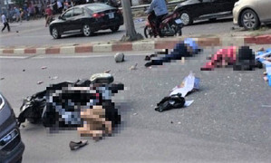 Ảnh: Hiện trường thảm khốc xe khách nổ lốp đâm hàng loạt xe máy ở Quảng Ninh