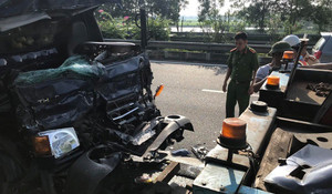 Đâm vào đuôi xe container trên cao tốc, xe tải bẹp đầu, 2 người thương vong