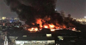 Sợ chất độc phát tán từ vụ cháy Công ty Rạng Đông, nhiều phụ huynh muốn cho con nghỉ học