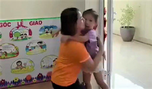 Video học sinh được chọn màn chào hỏi với cô giáo khiến nhiều người thích thú