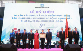 Đại học Kiến trúc Hà Nội đón nhận Huân chương Lao động hạng Nhất