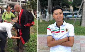 Xúc động hình ảnh nam sinh cúi người mặc áo cử nhân cho ông nội trong lễ tốt nghiệp