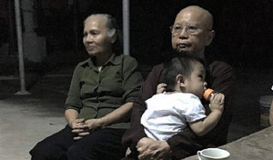 Bé trai hơn 1 tuổi bị bỏ rơi trước cổng chùa với lời nhắn nhờ 'nuôi cháu hết đời'