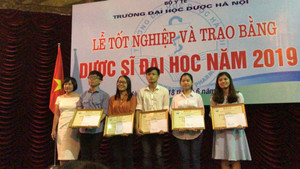 Công ty Botania trao học bổng tới sinh viên Đại học Dược Hà Nội