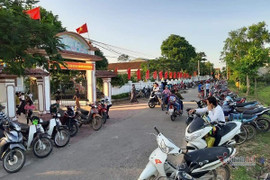 Phụ huynh xếp hàng đón con đều tăm tắp