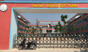 Phụ huynh kéo đến trường tiểu học ở Hà Nội phản ứng vì suất ăn bán trú thiếu dinh dưỡng