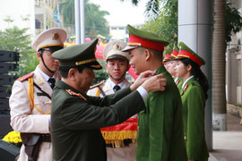Phong hàm sĩ quan cho hơn 1.000 học viên tại lễ tốt nghiệp Học viện Cảnh sát Nhân dân