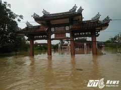 Cảm động thầy giáo 10 năm nhặt ve chai, lấy tiền giúp học sinh nghèo đóng học