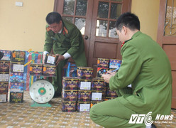 Thu giữ gần 1 tạ pháo hoa ở bãi đất trống khu biên giới Việt – Lào