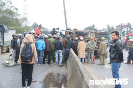 Xe tải chở vật liệu lật trên quốc lộ, cảnh sát cắt cabin cứu 3 người mắc kẹt