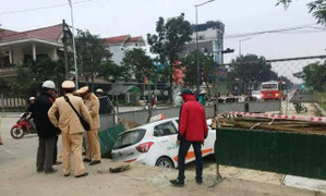 Taxi lao xuống hố công trình 'rùa bò' ở Huế, lái xe thương nặng