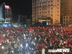 Huế: Nhiều điểm lắp màn hình 'khủng' phục vụ người hâm mộ cổ vũ U23 Việt Nam