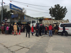 Dùng xe máy chở gạo đi bán, người phụ nữ bị xe tải cuốn vào gầm chết thương tâm