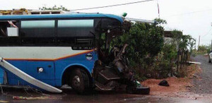Xe khách nát bét đầu sau cú tông xe tải, 3 người chết tại chỗ
