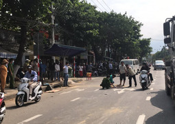 Chở bạn gái đi chơi, nam thanh niên bị xe tải cuốn vào gầm